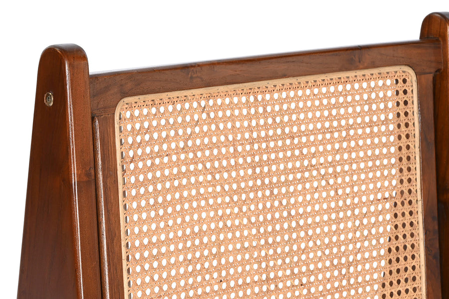 Barna színű, formatervezett, teakfa szék.