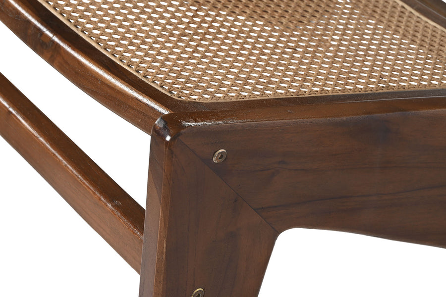 Barna színű, formatervezett, teakfa szék.