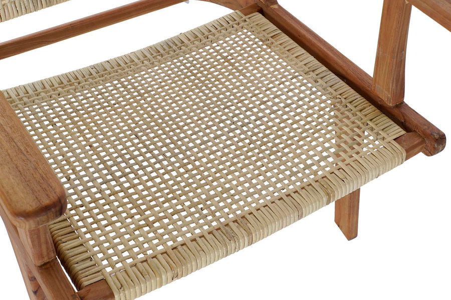 Barna színű, teakfából és rattanból készült, formatervezett karosszék.