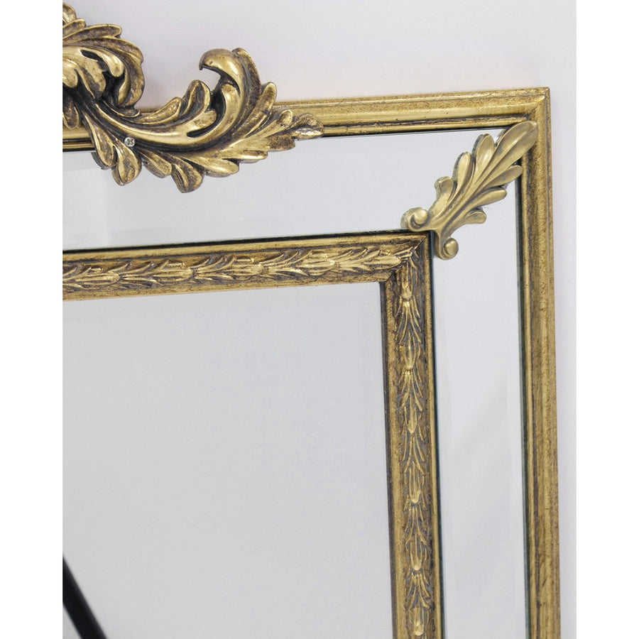 Barokkos megjelenésű,, fából készült, aranyszínű nagy falitükör.