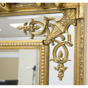 Barokkos megjelenésű,, fából készült, aranyszínű óriás falitükör.