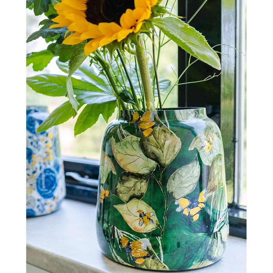 Bee Green kis méretű kaspó napraforgóval, ablakpárkányon – természet ihlette kézzel festett fém dekoráció