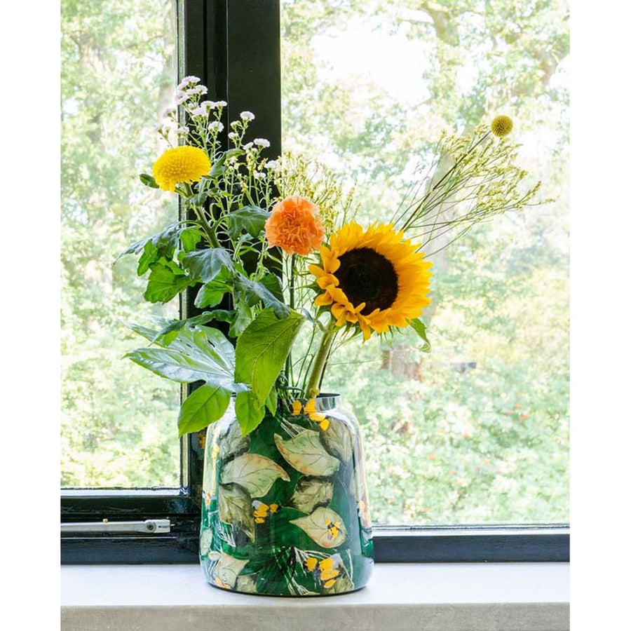 Bee Green kompakt kaspó virágcsokorral, világos enteriőrben – zöld-arany design Lammie stílusában