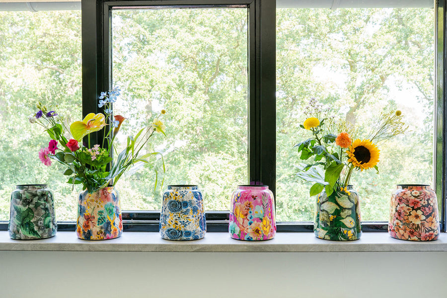 Bee Green és más „Designed by Lammie” kaspók egy ablakban elrendezve – kézzel festett kollekció különböző színekben és méretekben