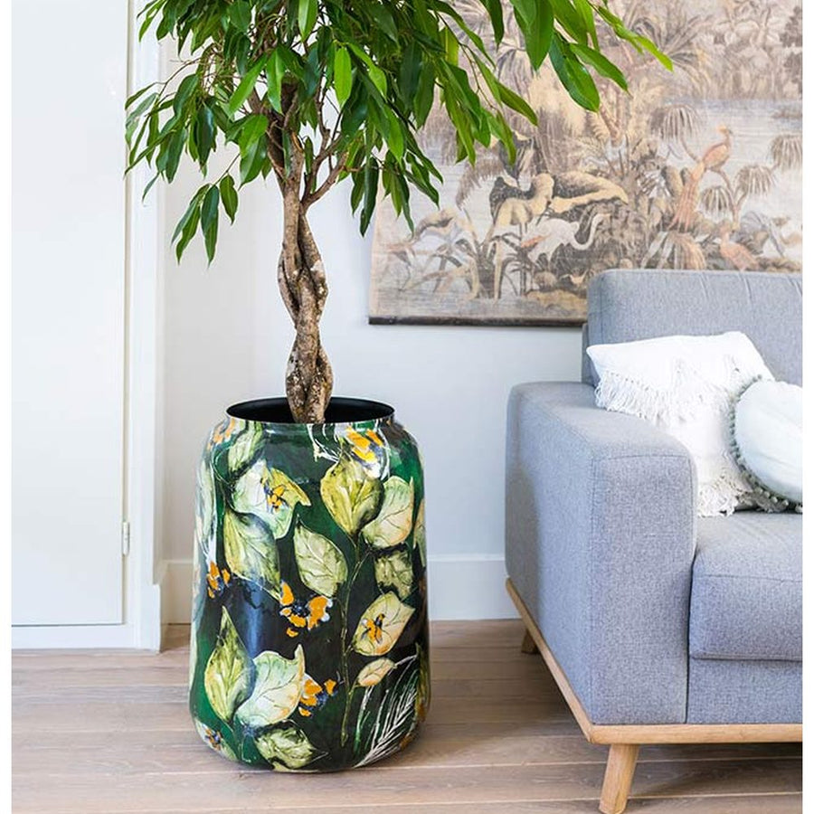 Bee Green limitált fém kaspó szobanövénnyel modern enteriőrben, Lammie természet ihlette festményével