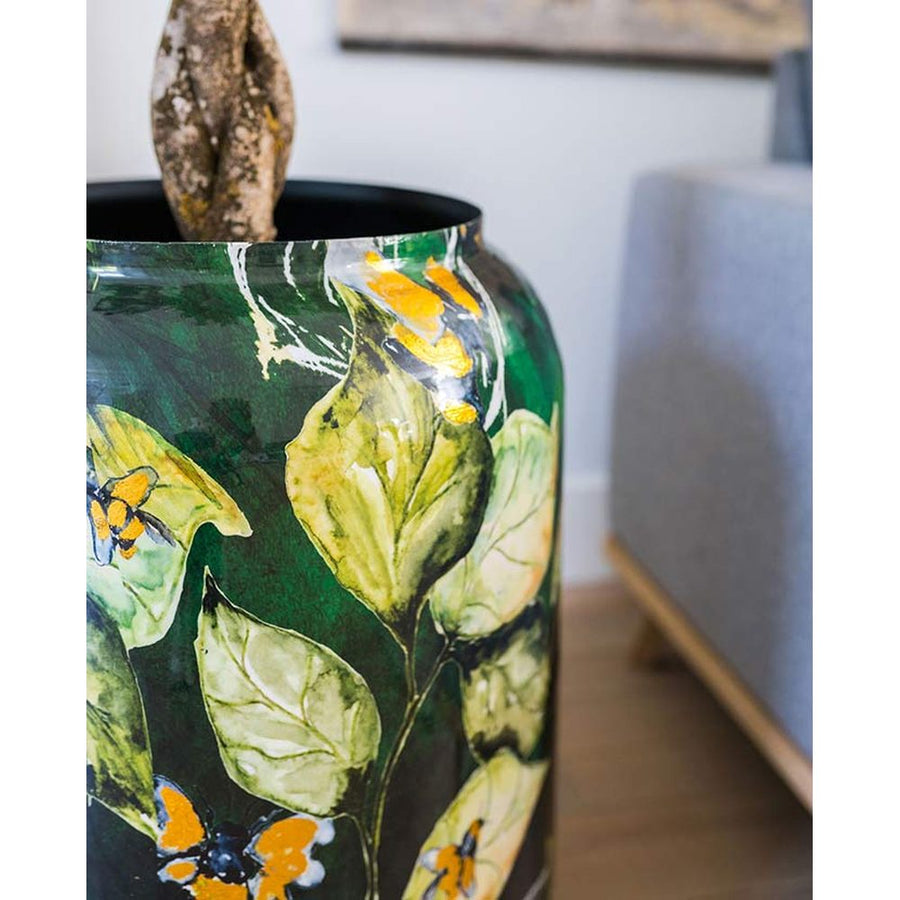 Bee Green kaspó részlet – zöld levelek, virágmotívumok és arany érintés kézzel festve fém felületen