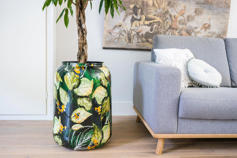 Bee Green kézműves kaspó a nappaliban, természetes dizájnelem Lammie akvarellmintájával és elegáns aranyhatással