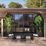 Matt fekete színű, porszórt alumíniumból készült, formatervezett kerti design étkezőasztal.