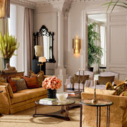 Rézszínű bársonyszövettel kárpitozott, modern stílusú exkluzív kanapé.