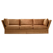 Rézszínű bársonyszövettel kárpitozott, modern stílusú exkluzív kanapé.