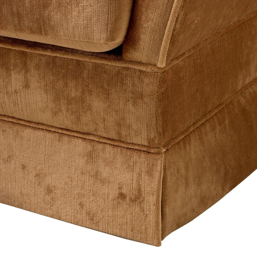 Rézszínű bársonyszövettel kárpitozott, modern stílusú exkluzív kanapé.