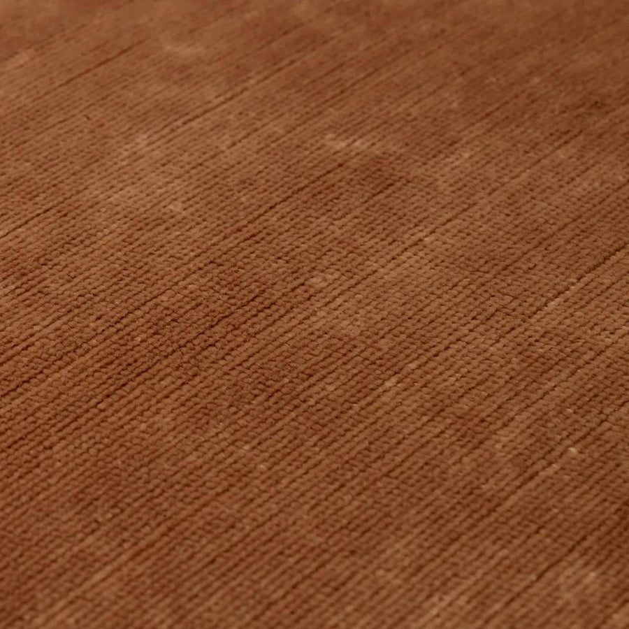 Rézszínű bársonyszövettel kárpitozott, modern stílusú exkluzív kanapé.