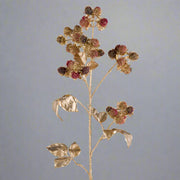 Aranyszínű mű szeder ág 78 cm magas, élethű bogyókkal és arany levelekkel.