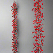 Piros színű, bogyós mű girland.