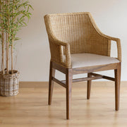 Mahagónifából és természetes növényi rattanból készült kézműves karosszék..