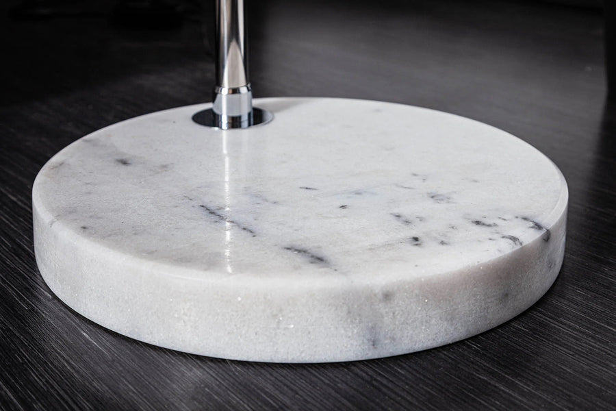 Íves, polírozott krómszínű fémből készült, narancssárga design állólámpa.