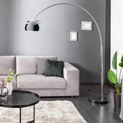 Íves, polírozott krómszínű fémből készült, design állólámpa.