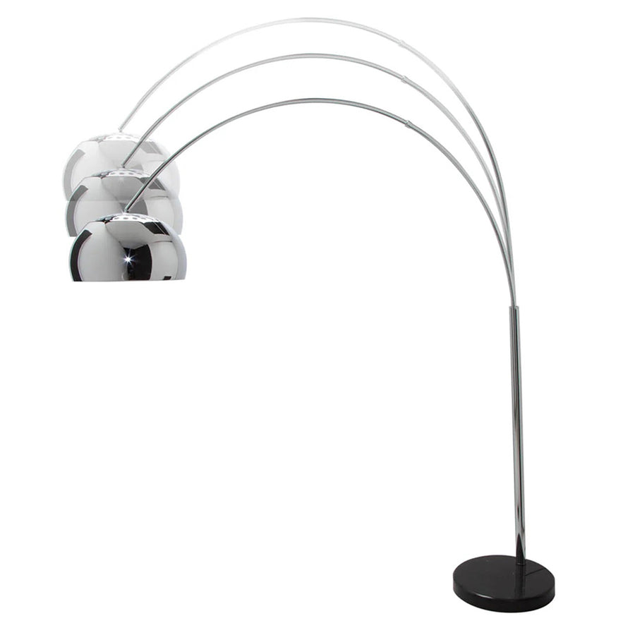 Íves, polírozott krómszínű fémből készült, design állólámpa.