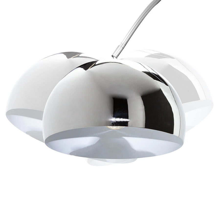 Íves, polírozott krómszínű fémből készült, design állólámpa.