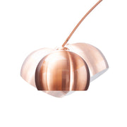 Íves, polírozott részszínű fémből készült design állólámpa.