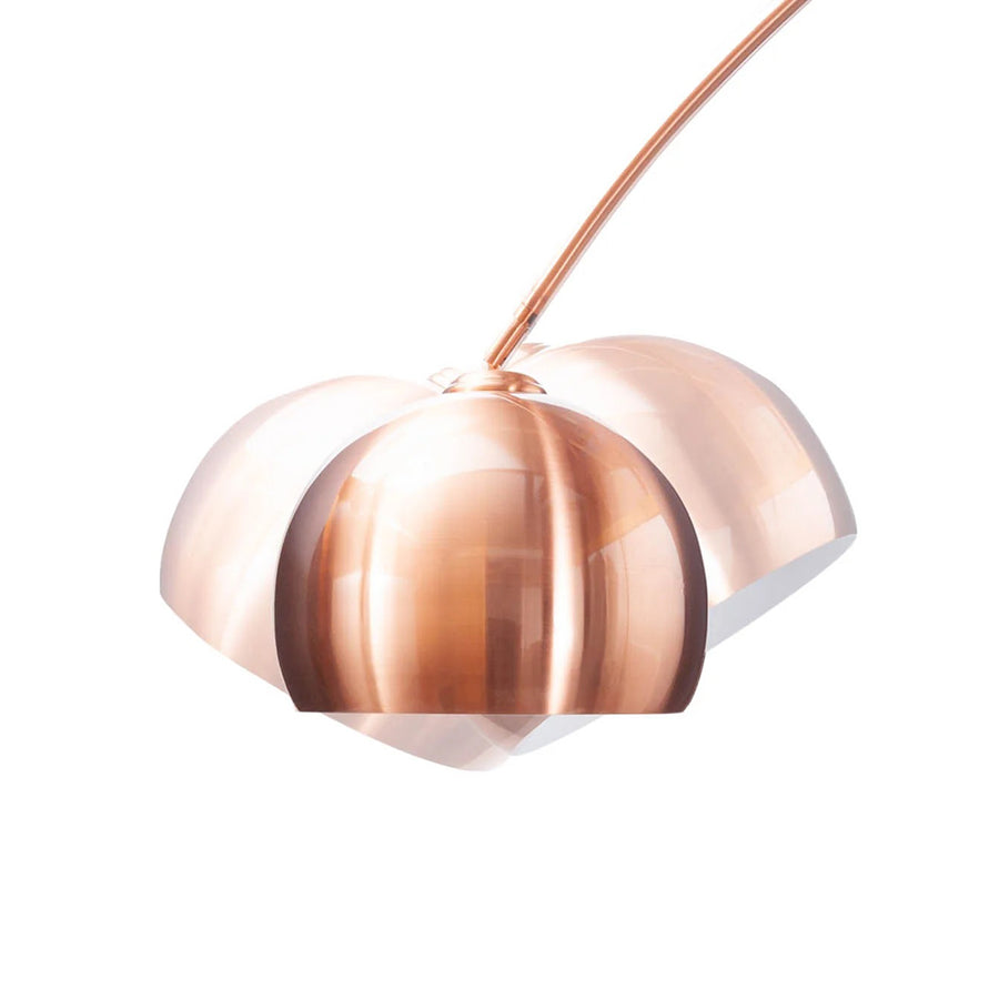 Íves, polírozott részszínű fémből készült design állólámpa.