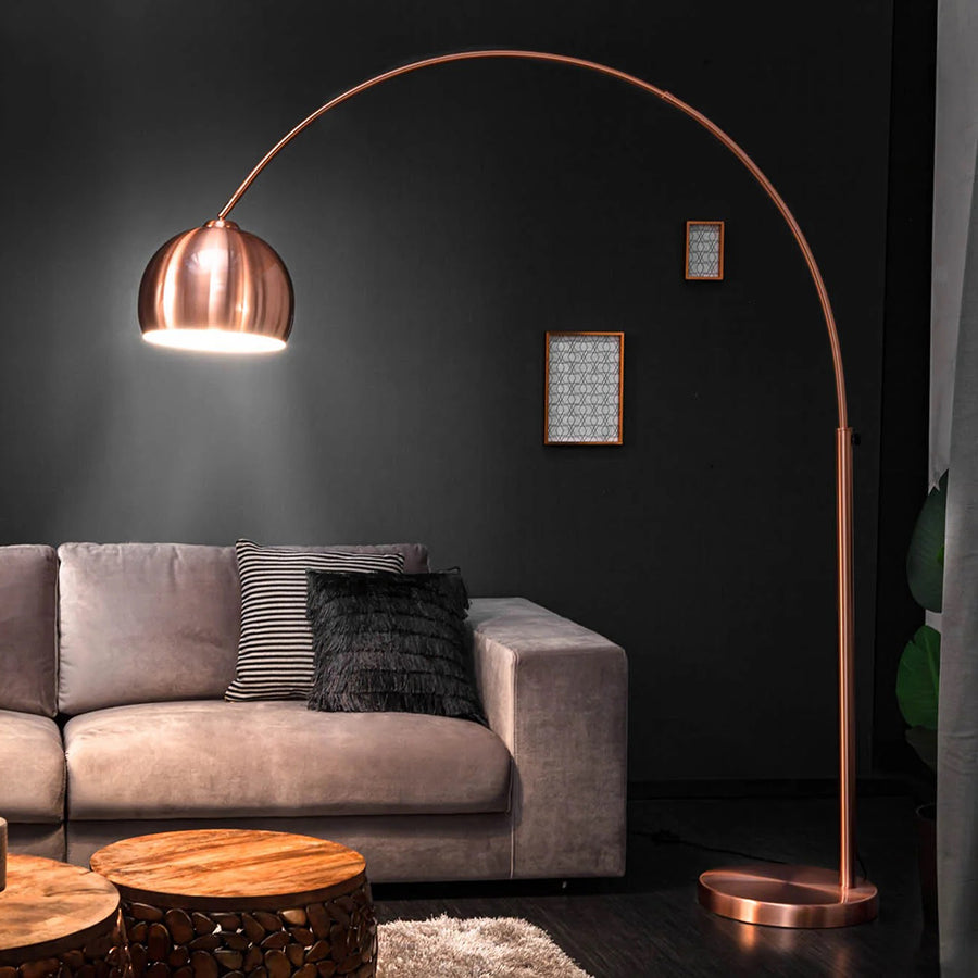 Íves, polírozott részszínű fémből készült design állólámpa.