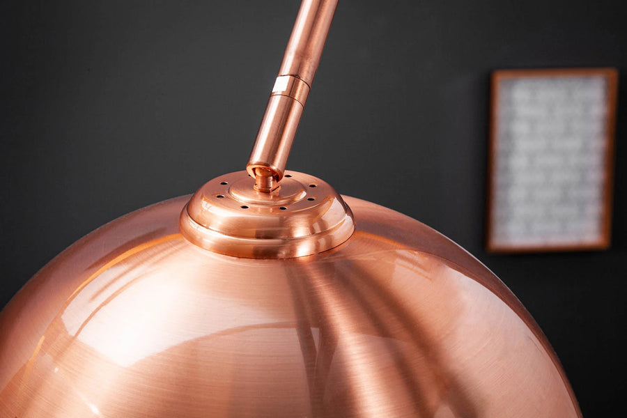 Íves, polírozott részszínű fémből készült design állólámpa.