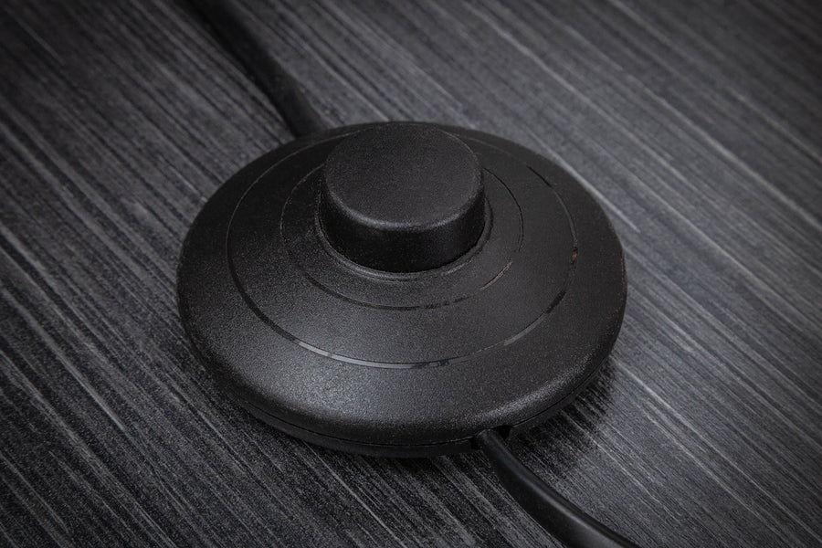 Íves, polírozott részszínű fémből készült design állólámpa.