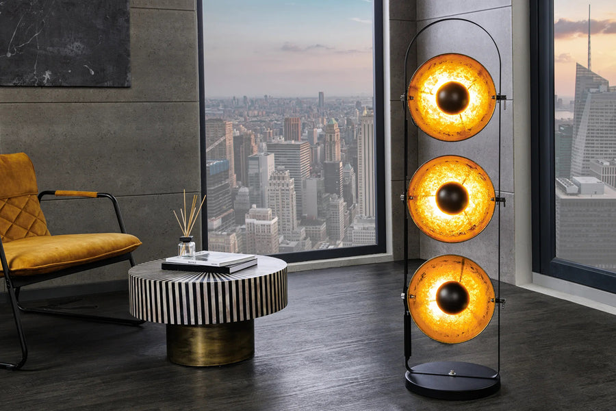 Háromizzós kialakítású, aranyszínű design állólámpa.