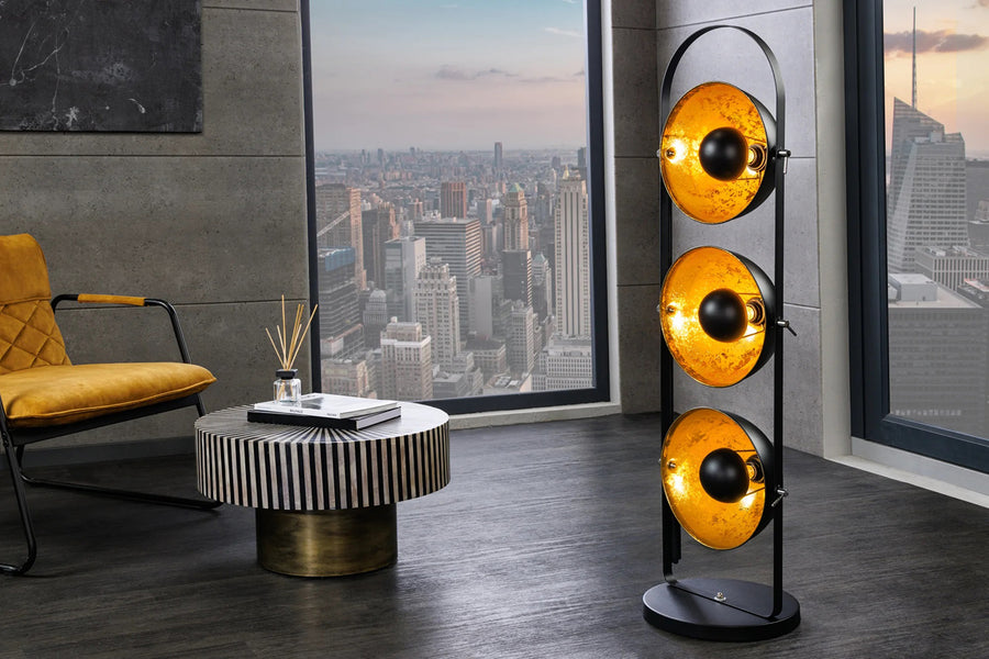 Háromizzós kialakítású, aranyszínű design állólámpa.