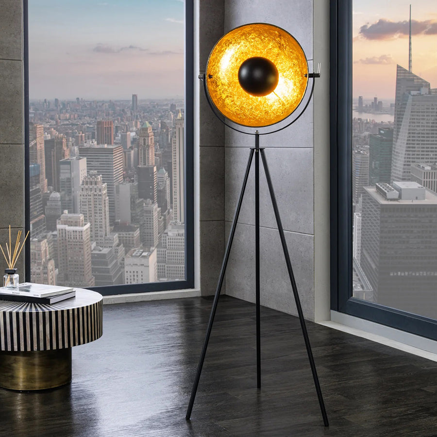 Aranyszínű design állólámpa.