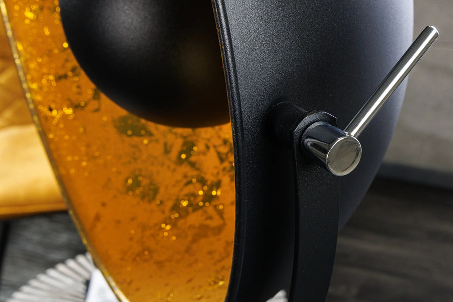 Aranyszínű design állólámpa.