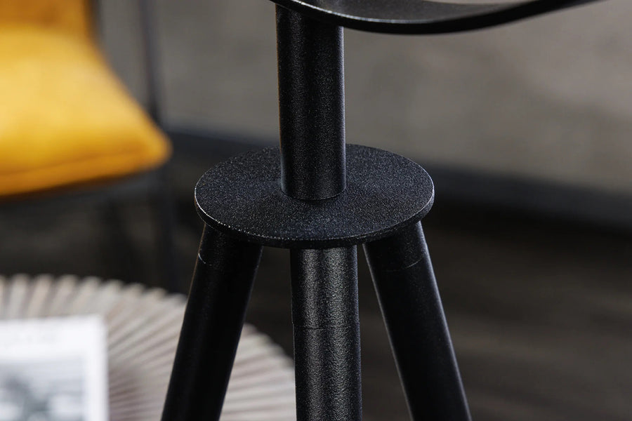 Aranyszínű design állólámpa.