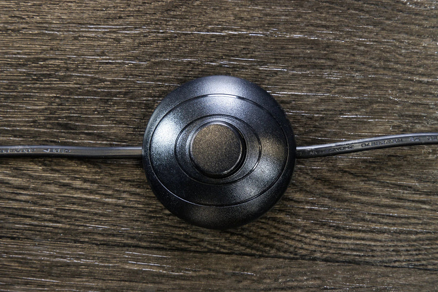 Ezüstszínű design állólámpa.