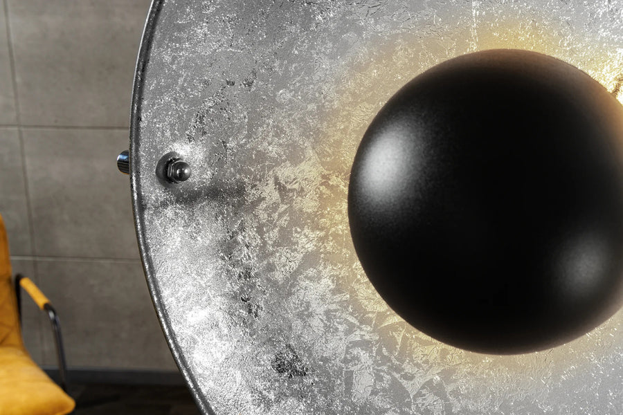 Ezüstszínű design állólámpa.