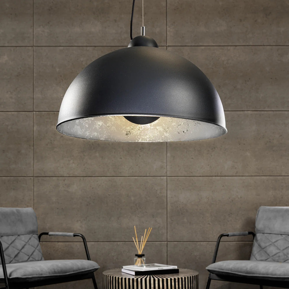 Ezüstszínű design függeszték lámpa.