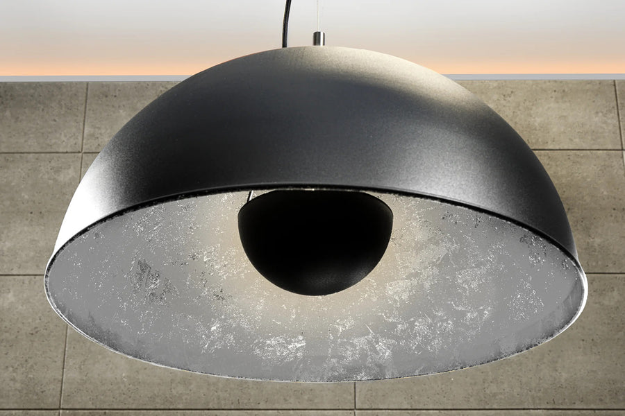 Ezüstszínű design függeszték lámpa.