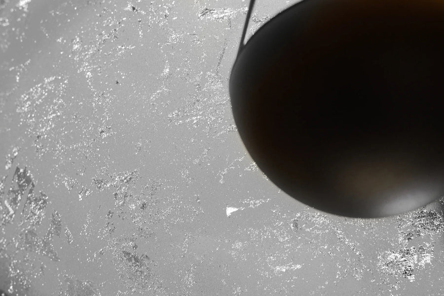 Ezüstszínű design függeszték lámpa.