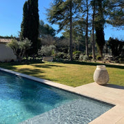 BIOT kerámia kaspó medence partján, mediterrán kertben elhelyezve, elegáns kültéri dekoráció