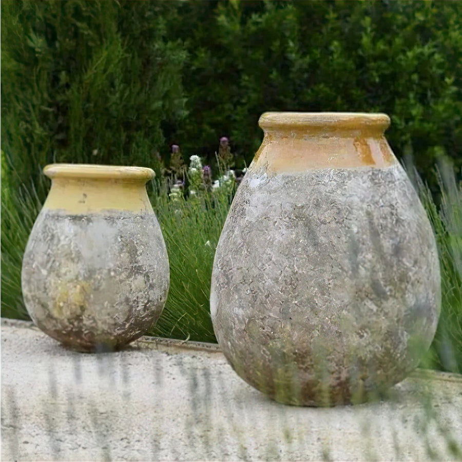 provence-i stílusú kertben elhelyezett két darab BIOT kerámia kaspó sárga mázas peremmel