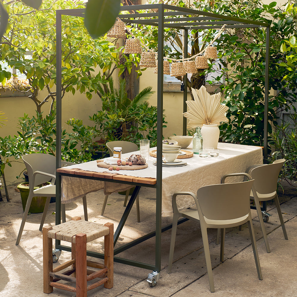 teraszon elhelyezett loft kerti asztal dekorációval