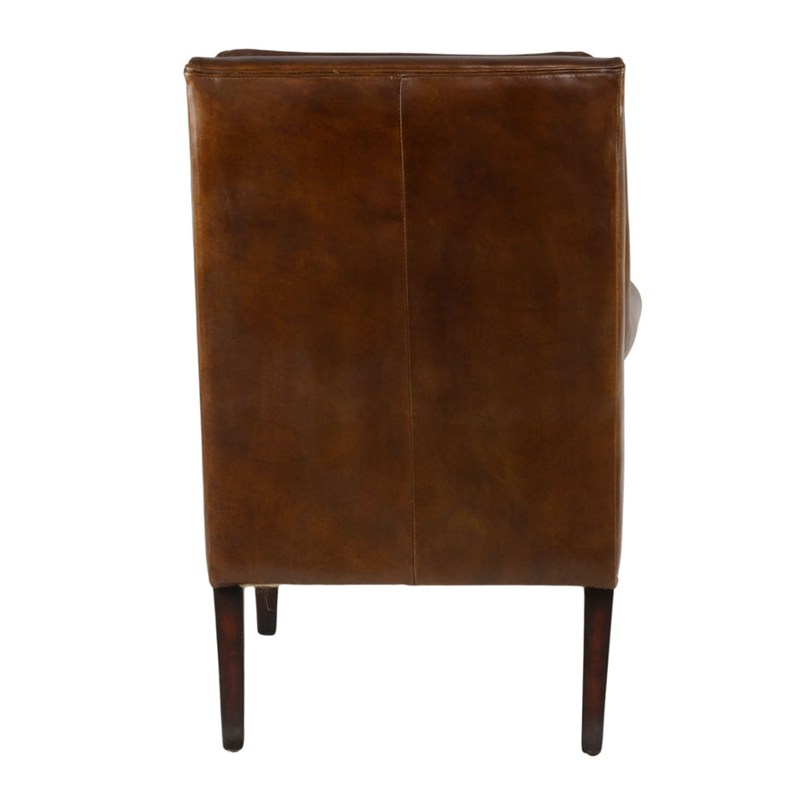 Dohánybarna színű bőrrel kárpitozott bőrfotel.