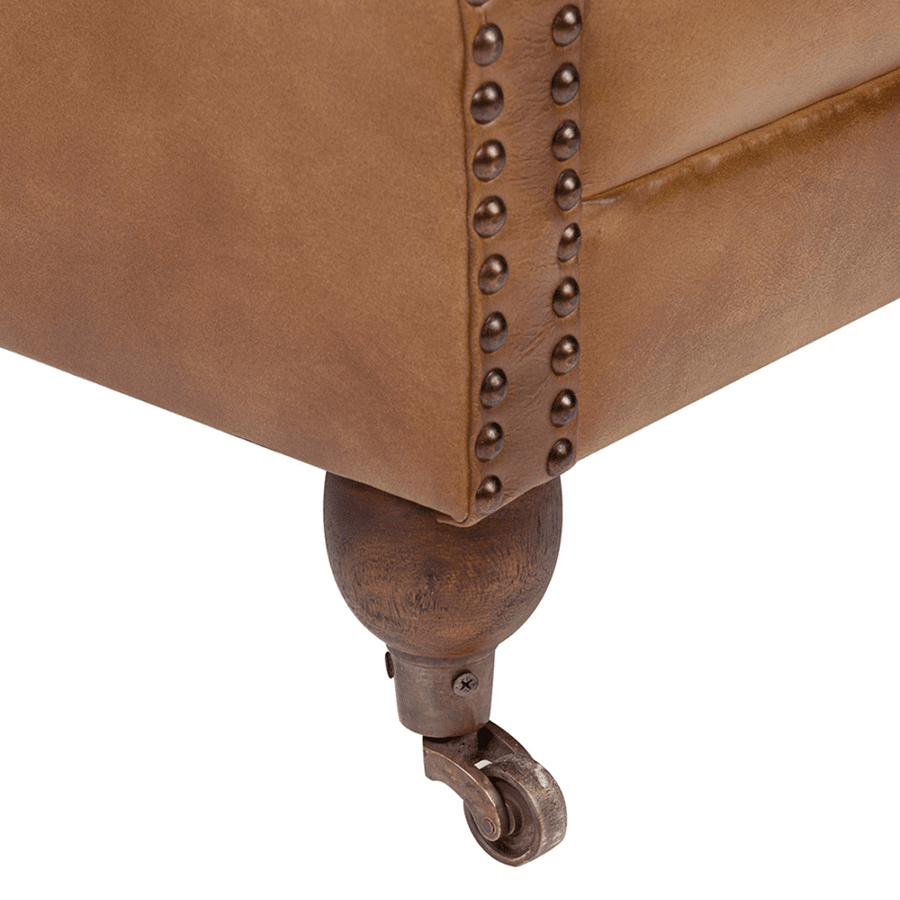 Konyakszínű marhabőrrel kárpitozott, szárnyas bőrfotel.