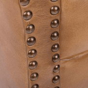 Konyakszínű marhabőrrel kárpitozott, szárnyas bőrfotel.