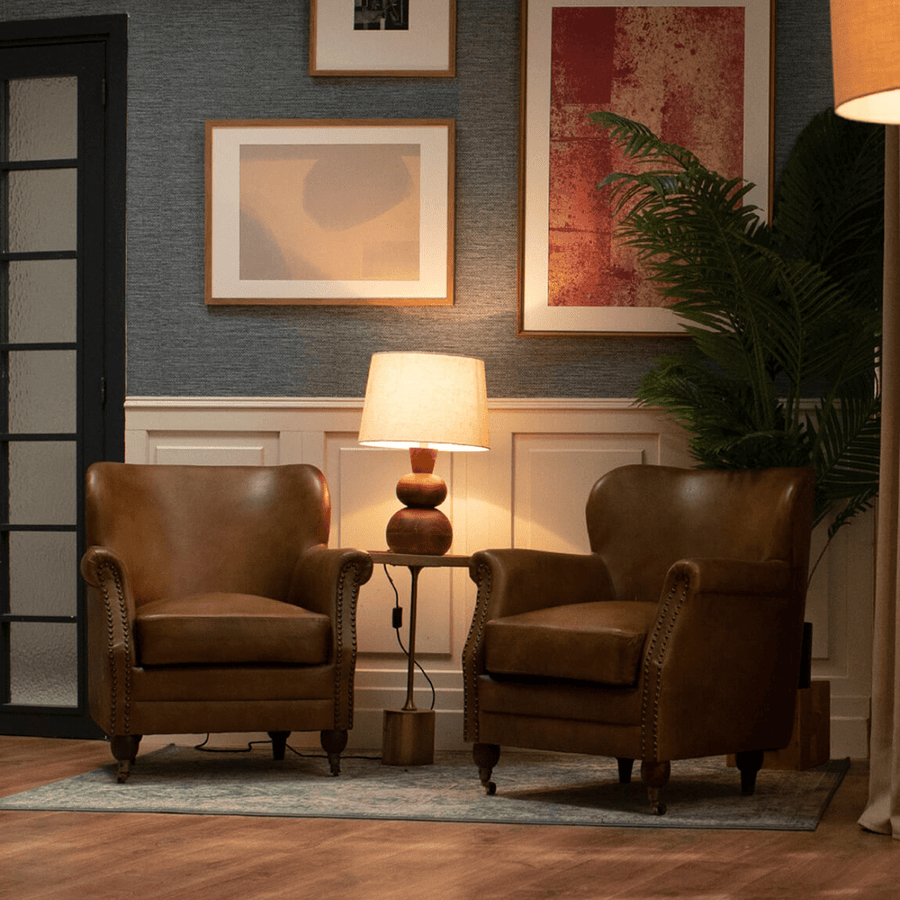 Konyakszínű marhabőrrel kárpitozott, szárnyas bőrfotel.