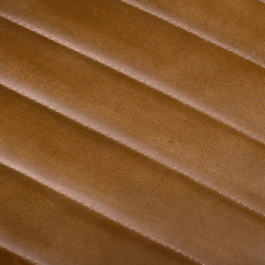 Konyakszínű bőrrel kárpitozott, rattanbetétes háttámlával kialakított bőrszék.