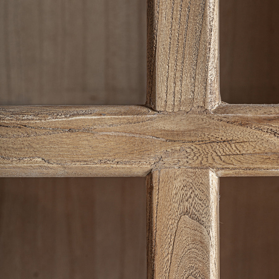 Kézzel csiszolt fa illesztés részlete a BRECEY könyvszekrényen