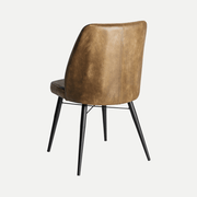 Design szék loft stílusban, karamell bőr háttámlával és fekete fém vázzal.