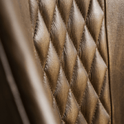 Közelkép a Brouse szék rombuszmintás bőr díszítéséről, sportautós hangulattal.