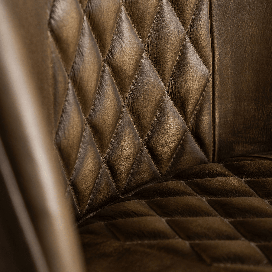 Finoman párnázott ülőrész rombuszmintás varrással a Brouse design széken.